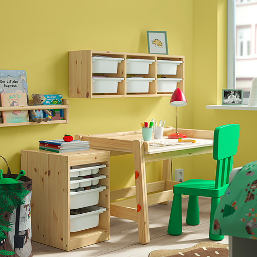 Habitación para niños con almacenamiento TROFAST, escritorio y sillas verdes.