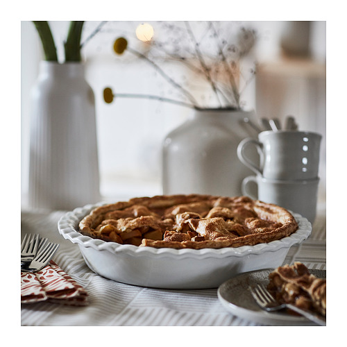 Tarta de manzana en un plato HÖSTAGILLE con taza y cubiertos.