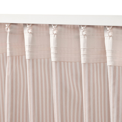Un juego de dos cortinas de rayas de color rosa claro con cinta de cabecera para colgar fácilmente, brindar privacidad y reducir los deslumbramientos.