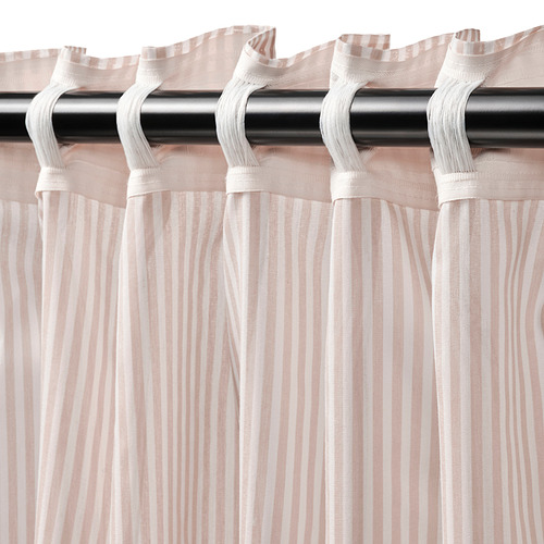 Las cortinas de rayas rosas con cinta de cabeza cuelgan de la varilla negra, creando pliegues para una apariencia ordenada.