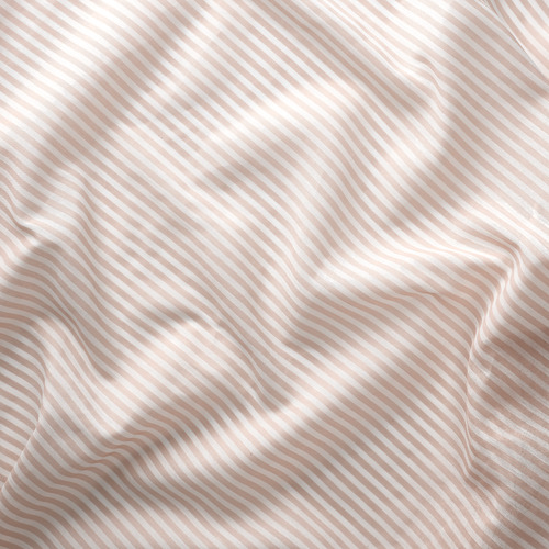 Tejido suave y fluido con rayas diagonales, que muestra una textura rica y una caída elegante.