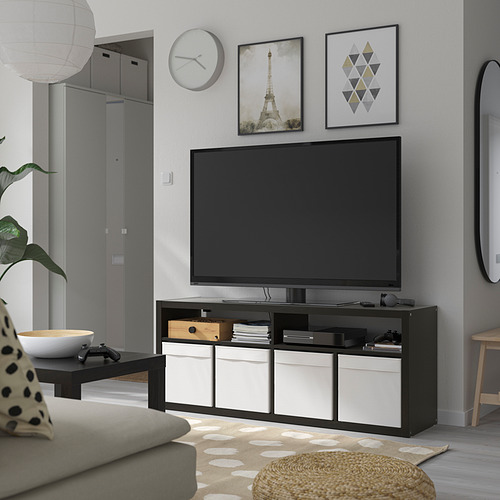Sala de estar con banco de tv KALLAX, sofá gris y decoración.