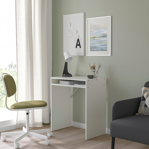 Pequeño escritorio blanco TORALD en un rincón acogedor; a juego con silla, lámpara y sofá gris oliva; Espacio de trabajo sencillo, ordenado y organizado.
