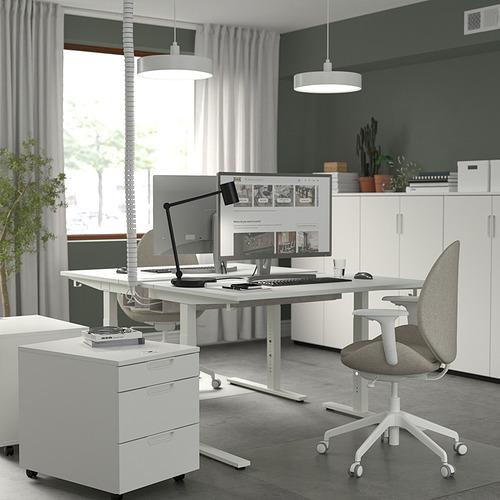 Oficina en casa: escritorio, silla, monitor, computadora portátil, plantas MITTZON.