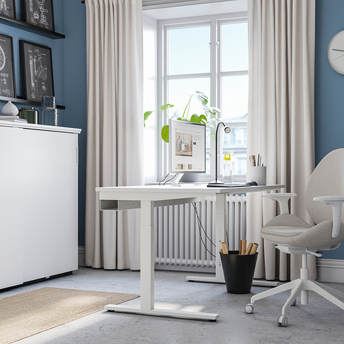 Moderna configuración de oficina con escritorio, computadora, lámpara y silla MITTZON junto a una gran ventana.