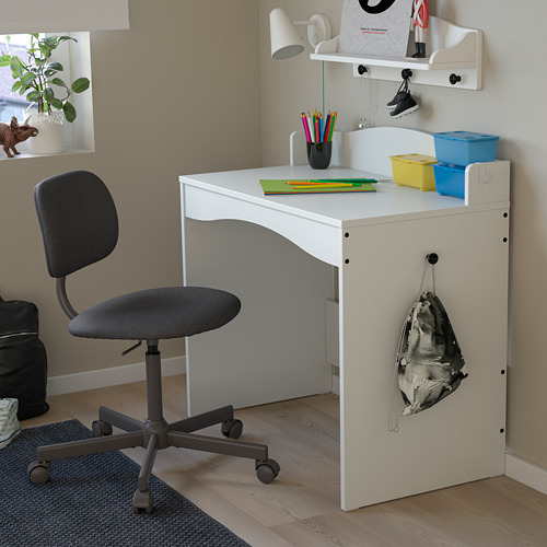 Escritorio blanco para niños con silla negra, suministros de colores y planta.