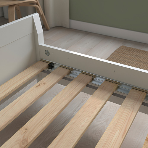 El somier de listones de madera soporta el colchón, mostrando listones planos para un apoyo uniforme.