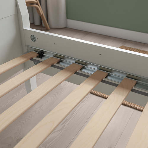 Un somier de láminas con listones de madera curvados diseñado para el soporte del colchón y la circulación del aire. Forma parte de la colección LURÖY.