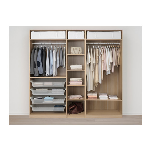 Armario organizado con ropa, estantes y compartimentos de almacenamiento.