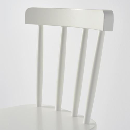 Elegante silla junior, blanca. Robustas patas de haya, cómodo respaldo, ideal para niños.