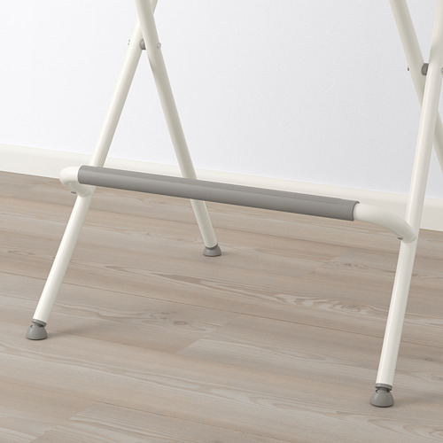 Un moderno taburete de bar blanco con reposapiés gris, diseñado para un fácil almacenamiento y estabilidad.