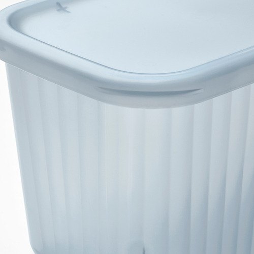 Caja de plástico transparente, acanalada y con tapa, diseñada para organizar objetos pequeños, fabricada con material reciclado.