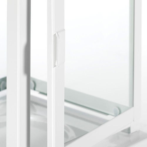 Linterna blanca con mango elegante, elaborada con acero con recubrimiento en polvo y vidrio transparente. Apto tanto para uso en interiores como en exteriores.