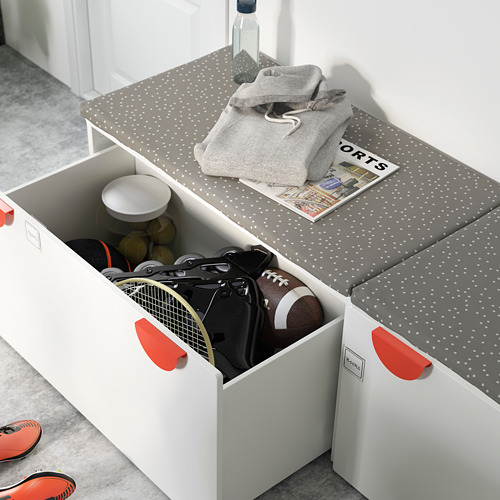 Caja SMÅSTAD blanca con asas rojas para guardar material deportivo.
