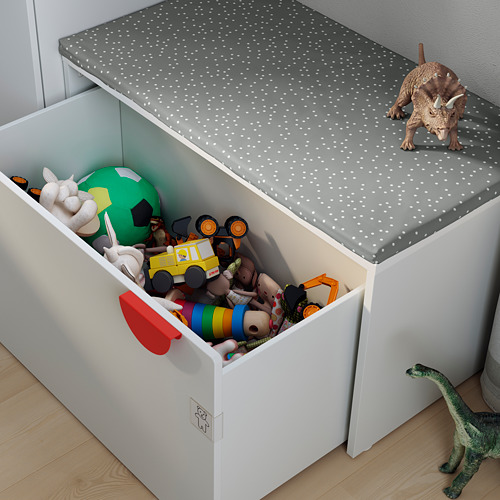 Contenedor de almacenamiento de juguetes blanco lleno de juguetes coloridos, con una tapa gris con patrón de puntos, ideal para la habitación de los niños.