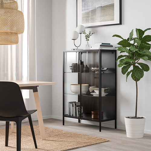 Sala de estar moderna con mueble RUDSTA, planta, comedor y decoración minimalista.