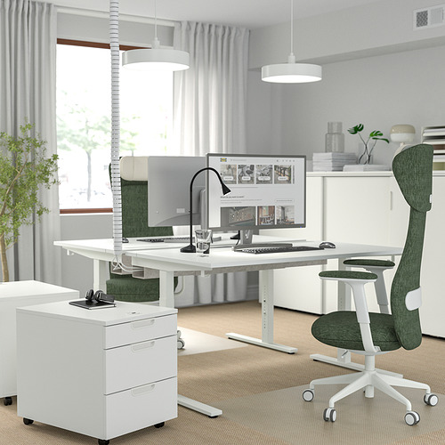 Oficina en casa: escritorio MITTZON, silla ergonómica, monitor, teclado, ratón, lámpara, archivador, cortinas.