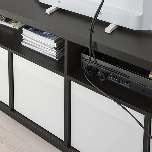 Banco de tv KALLAX negro con cajones blancos, que muestra cables organizados y concentrador usb, diseñado para una fácil gestión de cables.