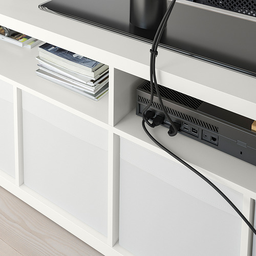 Banco de tv blanco con respaldo abierto para la gestión de cables, la visualización de libros y dispositivos electrónicos.