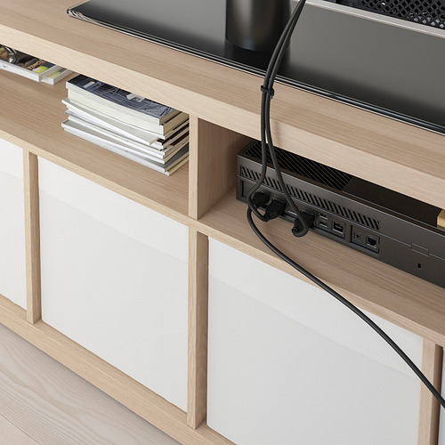 Banco de tv de madera con compartimentos abiertos. Sistema de gestión de cables visible en la parte trasera.