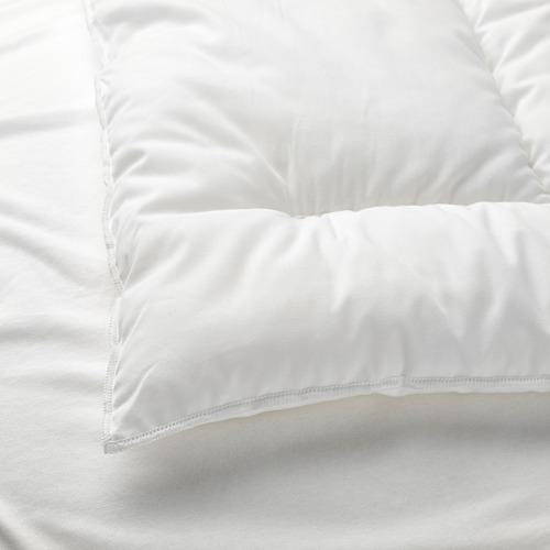 Un primer plano de una almohada blanca, que muestra su tela suave y lisa y su relleno de apoyo, enfatizando sus materiales de alta calidad.