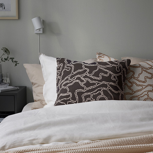 Cama con cojín GULDFLY antracita, puro algodón, estampado jacquard, lámpara de pared, jarrón, libro, pared azul claro.