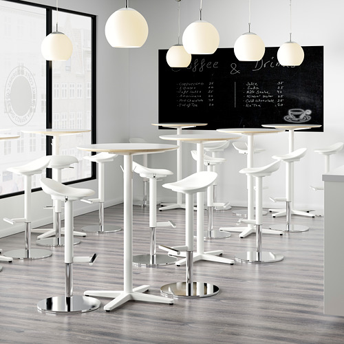 Cafetería moderna con taburetes blancos de altura regulable, aptos para uso en restaurantes, y lámparas esféricas colgantes.