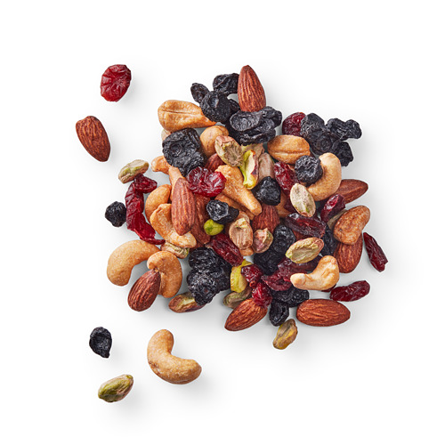 Una mezcla de frutos secos y frutos secos, visibles en proporciona una textura crujiente. Incluye almendras, anacardos, pistachos y arándanos secos.