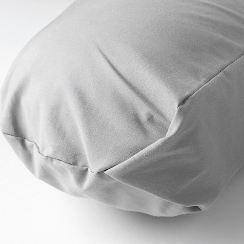 Funda de almohada de lactancia suave y gris con textura lisa, fabricada con materiales naturales.