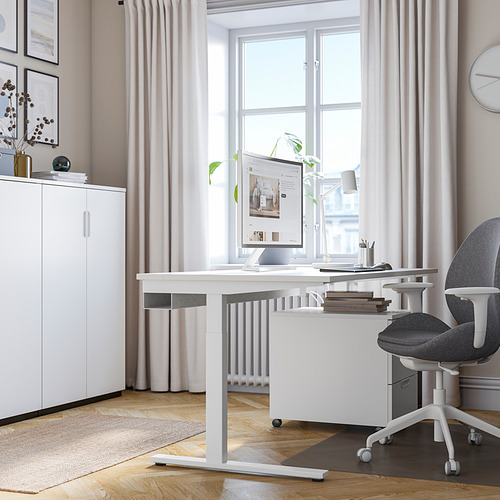 Moderna oficina en casa con escritorio, silla y decoración MITTZON; Gabinete blanco, arte y cortinas.