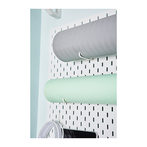 Tablero perforado SKÅDIS con estantes grises y menta, acero, almacenamiento moderno y eficiente.
