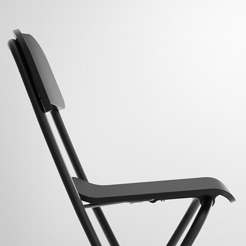La imagen muestra un elegante taburete de bar FRANKLINe negro con respaldo curvo y base de metal; demostrando calidad y diseño robusto.