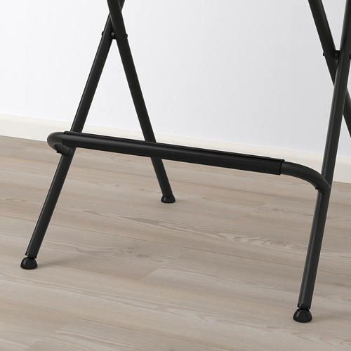 Taburetes de bar de metal negro con patas y reposapiés en forma de A, plegados y colocados sobre suelo de madera. Diseño robusto, limpio y moderno.