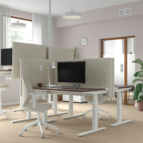 Moderna oficina con pantalla acústica MITTZON sobre escritorio ajustable, diseño minimalista, luces colgantes, gran ventanal.