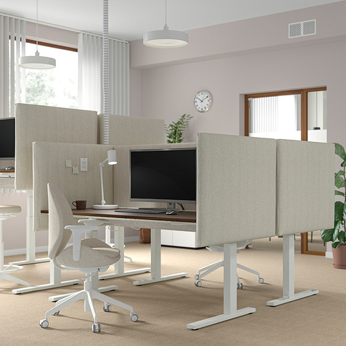 Moderna oficina con pantallas MITTZON, plantas, computadoras. Espacioso, bien iluminado.