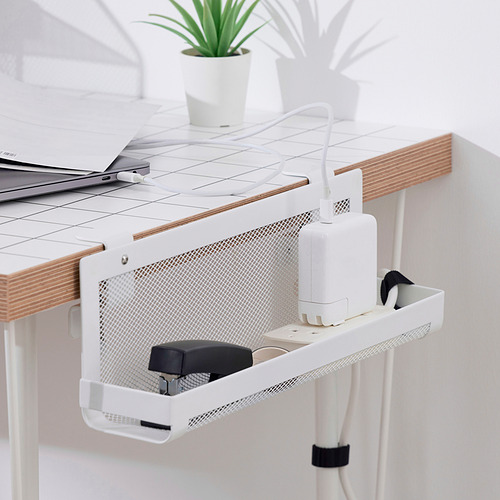 La bandeja de cables debajo del escritorio organiza los cables de la computadora, manteniendo el espacio de trabajo ordenado. Se cuelga del escritorio sin dañar la superficie. Diseño compacto y ajustable.