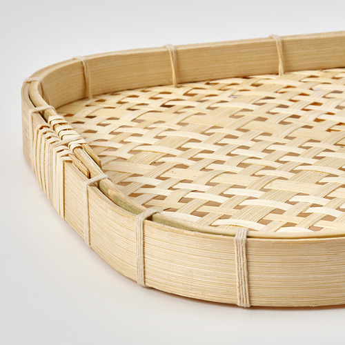 Bandeja de bambú tejida, intrincado patrón diagonal, bordes resistentes, acabado natural, calidad hecha a mano.