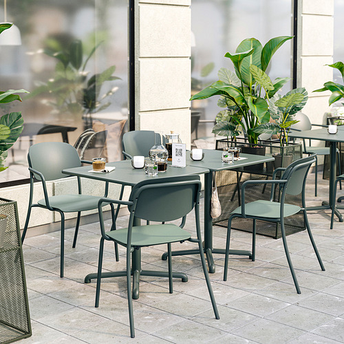 Moderno conjunto de asientos al aire libre con sillas y mesa VISINGSÖ ligeras y verdes, perfecto para espacios pequeños.