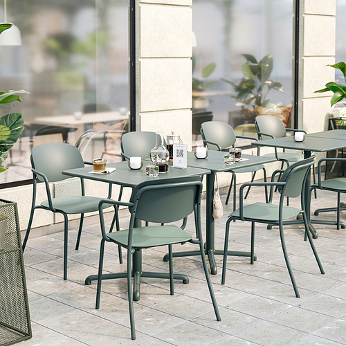 Moderno juego de comedor al aire libre con mesas y sillas VISINGSÖ en acero gris duradero, espacioso con ganchos.