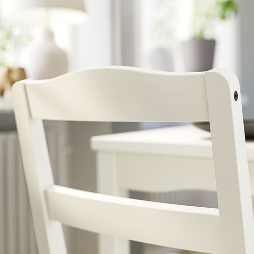 Detalle de silla de madera blanca, conjunto HAUGA.