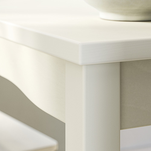 Detalle de borde de mesa cuadrada de madera blanca HAUGA.