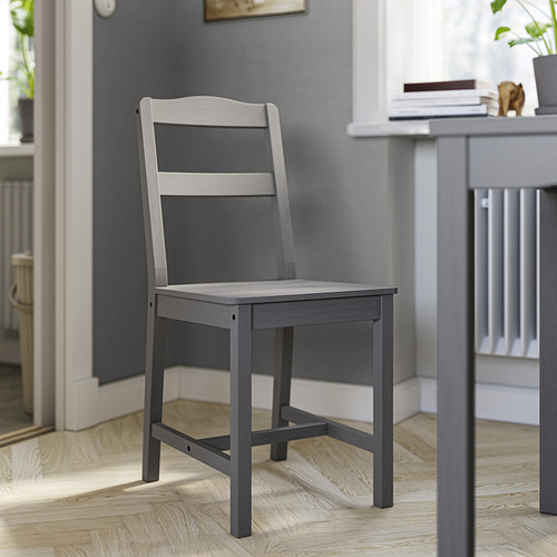 Silla IKEA HAUGA negro-marrón. Madera maciza de pino, 4 patas, asiento cuadrado. Diseño contemporáneo.