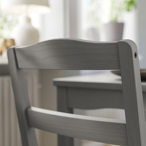 Silla de comedor sin brazos de madera gris HAUGA con diseño de respaldo de escalera.