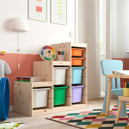 Almacenamiento TROFAST bajo en madera clara y cajas coloridas, ideal para habitaciones de niños. Se adapta a varios espacios.