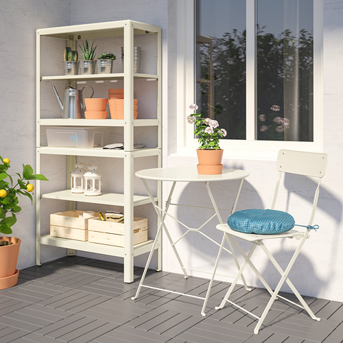 KOLBJÖRN juego de mesa y silla de exterior; Asiento de metal, plástico. La estantería blanca muestra las plantas y las herramientas al lado.