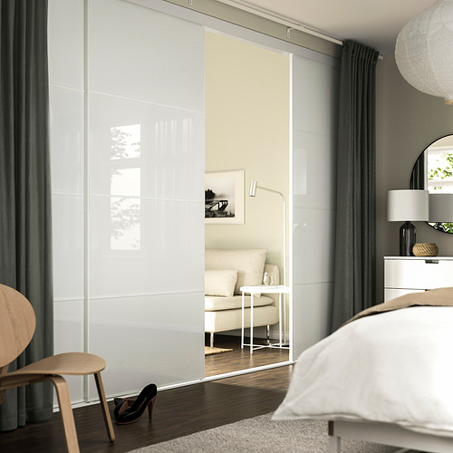 Dormitorio moderno con gran armario, cama, jarrón, ventana, taburete y silla.