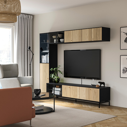 Sala de estar moderna con almacenamiento BOASTAD, consola de televisión, sofá gris, silla roja y decoración.