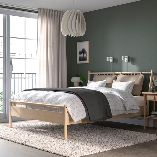 Dormitorio moderno con paredes verde azulado, cama de madera clara y lámpara SKYMNINGEN. Lámpara, blanca, cornete, cuelga baja, ilumina la habitación.