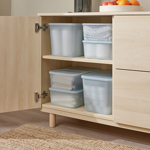Armario de madera con puerta abierta que muestra cuatro cajas de almacenamiento de plástico transparente, apiladas en pares, ideal para organizar objetos pequeños.