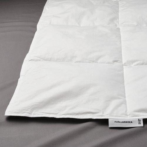 Edredón nórdico blanco sobre sábana gris, cosido con precisión con la etiqueta FJÄLLARNIKA, lo que sugiere ropa de cama de alta calidad.